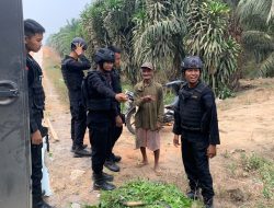 Satuan Brimob Polda Lampung Kawal Aksi Unjuk Rasa Masyarakat di PT Pematang Agri Lestari Mesuji